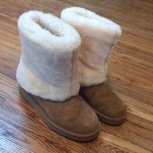 Chestnut Ugg boots with short fur